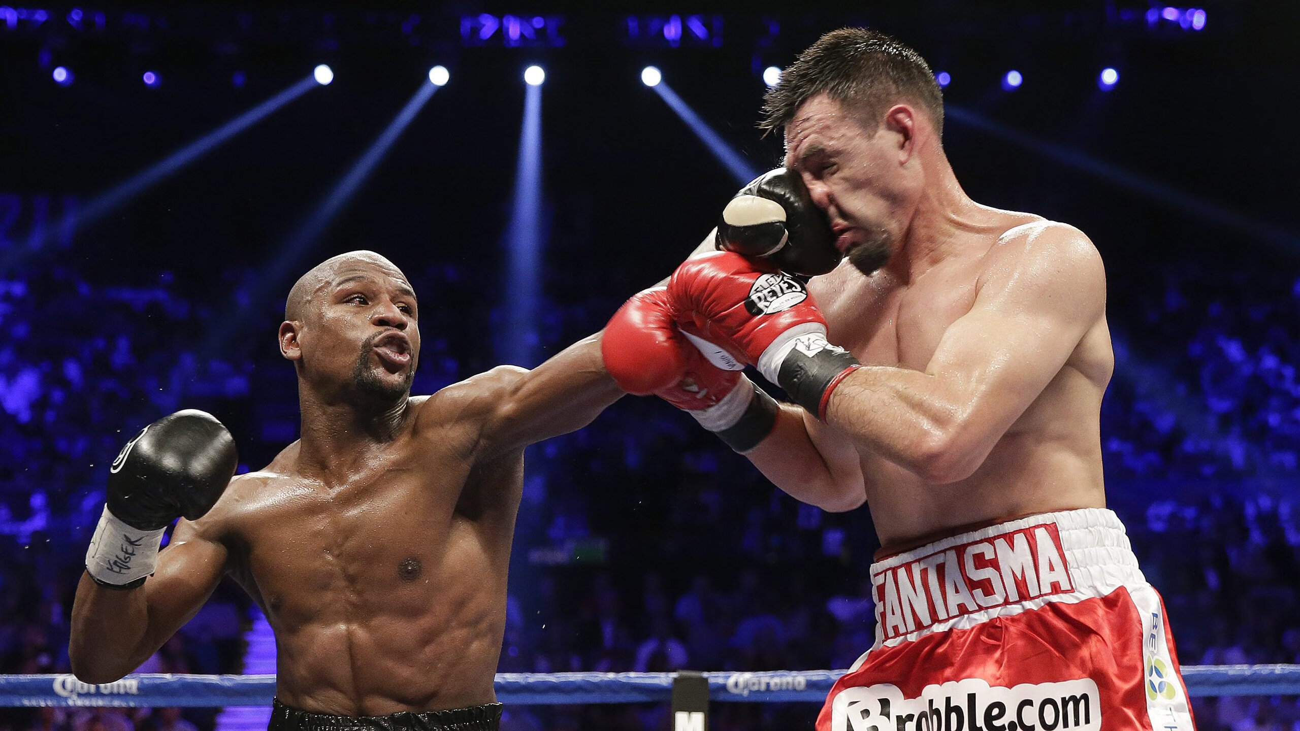 新西兰全黑队球员灵活变换位置，进攻如同精密机器，新西兰的球队