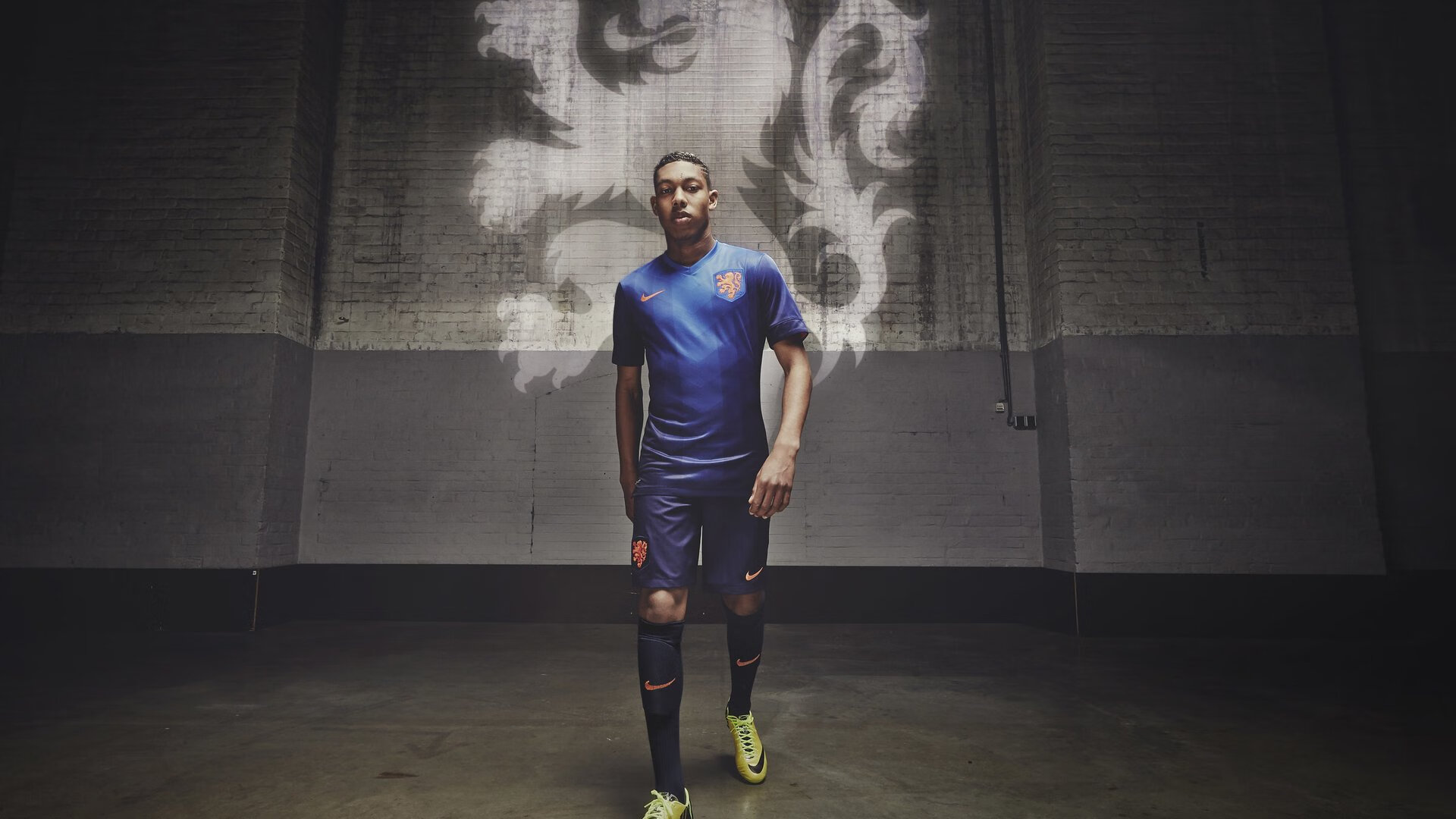 比赛中不断切换阵型尝试多种策略展现教练团队战术储备深度，保持切换球员方向